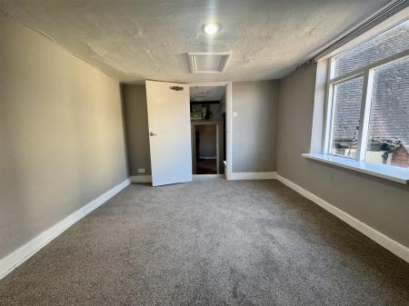 Living Room (3/3)