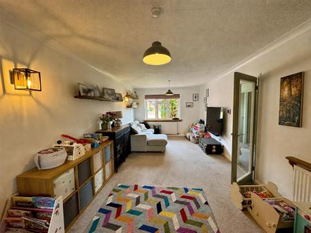 Living Room (2/2)