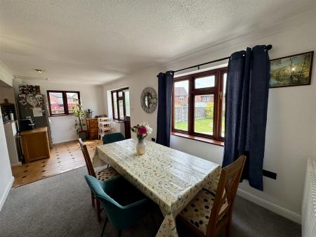 Dining Room (3/4)