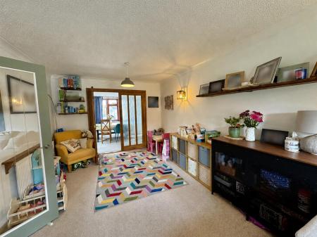 Living Room (1/2)