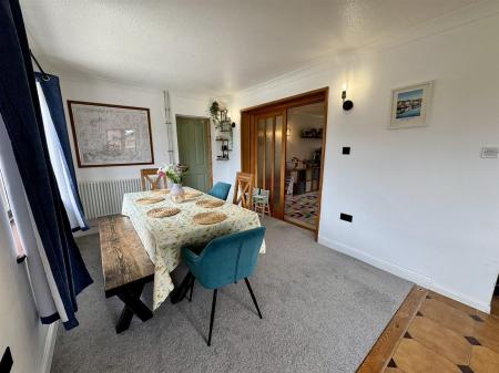 Dining Room (2/4)