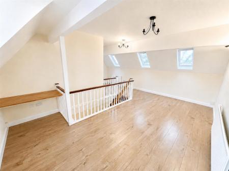 Open Plan Living / Dining (2/4)