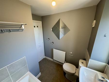 Bathroom (2/2)