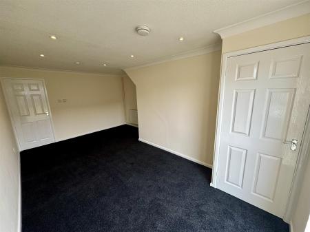 Living Room (2/2)