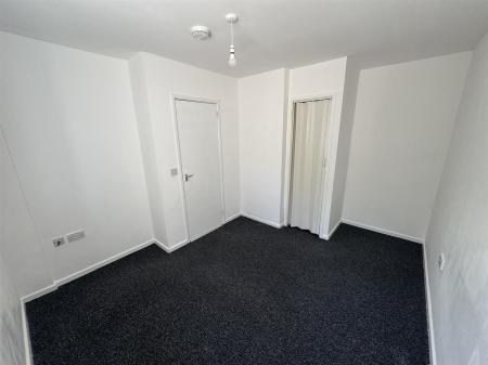 Bedroom (2/2)