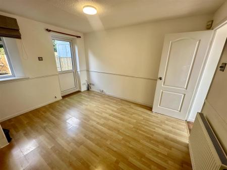 Living Room (3/3)
