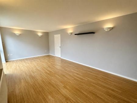 Living Room (2/4)