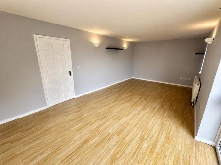Living Room (4/4)