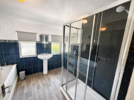 Bathroom (1/2)