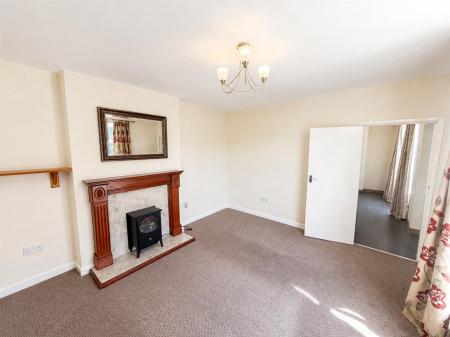 Living Room (2/2)