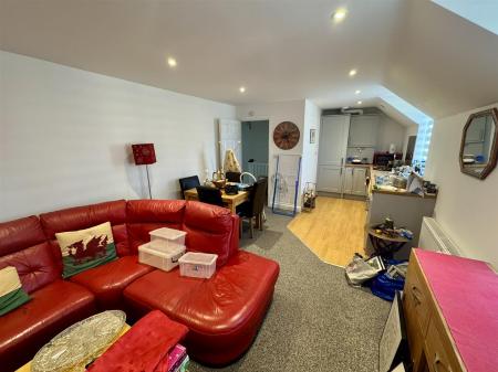 Open Plan Living / Dining Room (3/3)