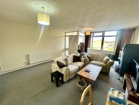 Living Room (4/4)
