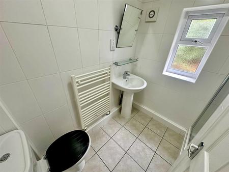 Downstairs Shower Room (2/2)