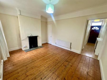 Living Room (2/2)