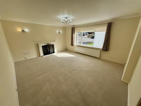Living Room (2/2)