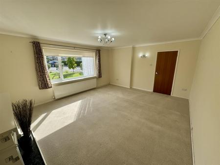 Living Room (1/2)