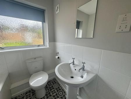 Bathroom (2/2)