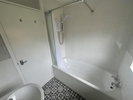 Bathroom (1/2)