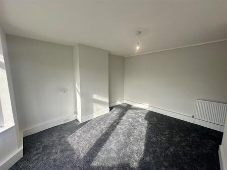 Living Room (2/2)
