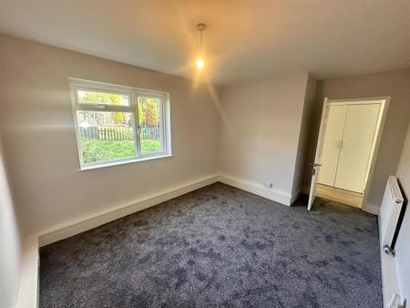Bedroom (2/3)