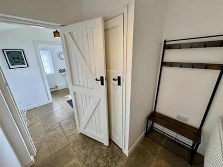 Entrance Hall (2/2)