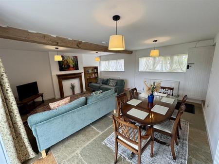 Living Room (2/4)