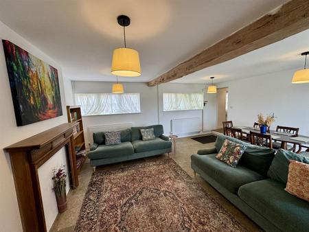 Living Room (4/4)