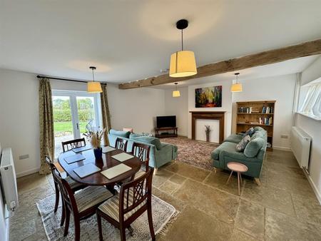 Living Room (1/4)