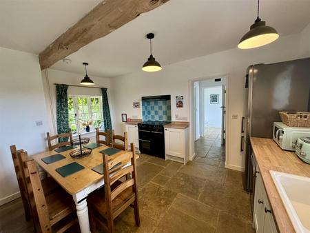 Kitchen (3/4)
