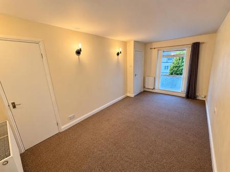 Living Room (2/2)