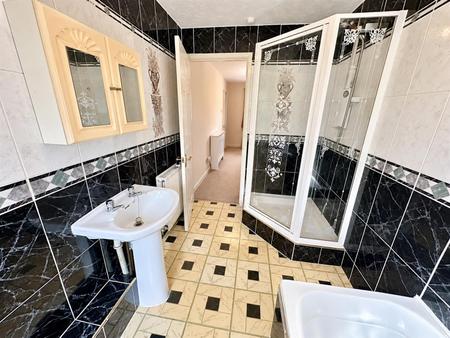 En-Suite Bathroom (2/2)