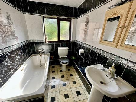 En-Suite Bathroom (1/2)