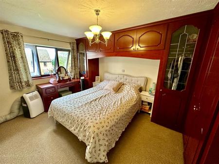 Bedroom 1 (2/2)