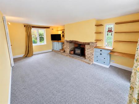 Living Room (2/2)
