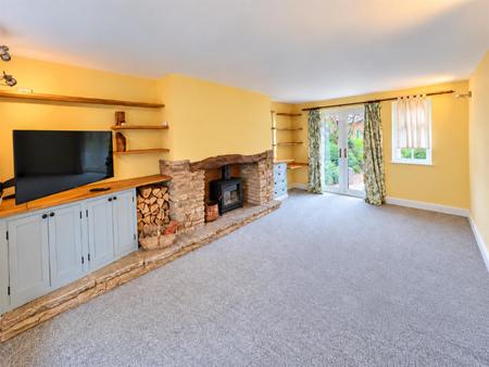 Living Room (1/2)