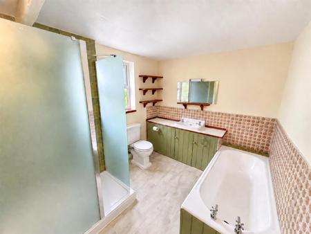 Bathroom (1/2)