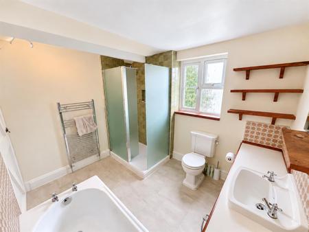 Bathroom (2/2)