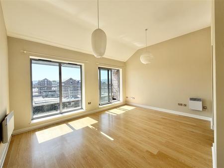 Living Room (2/2)