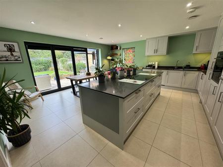 Kitchen Diner (2/4)