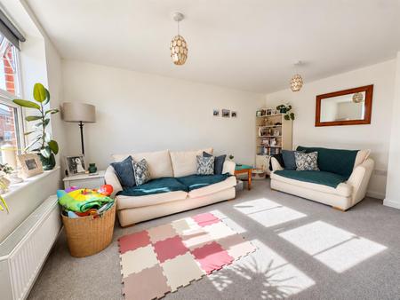 Living Room (2/2)