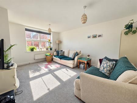 Living Room (1/2)