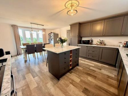 Kitchen 2.jpg