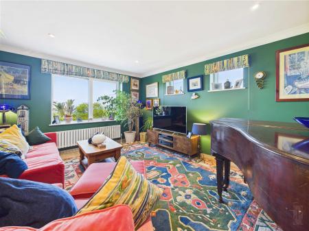 sitting room/bedroom