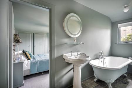 Family Bathroom QH