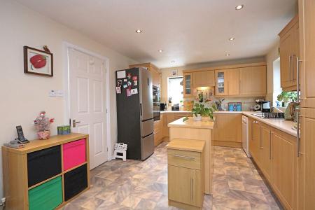 KITCHEN/BREAKFAST RO