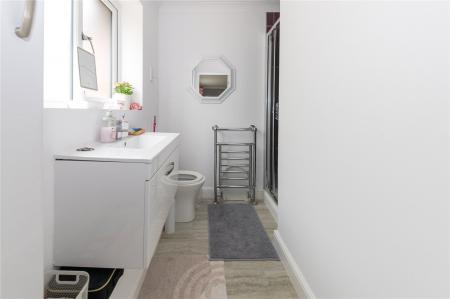 Ensuite Bathroom 2