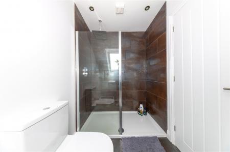 Ensuite Bathroom 5