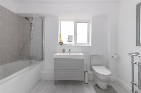 Ensuite Bathroom 3