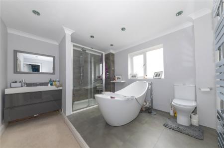 Ensuite Bathroom 1