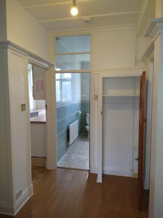 FLAT 4, W CT HALLWAY - FEB 2021.jpg